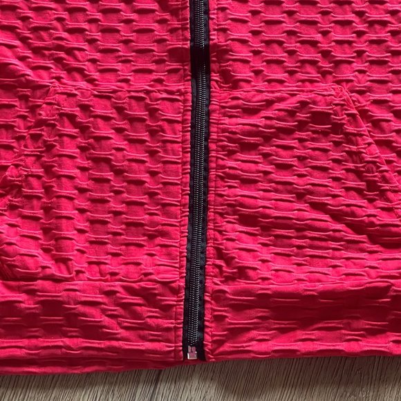 Sweatshirt Women's, L Red with long-sleeved hood, pockets, and zipper closure. - Picture 5 of 7